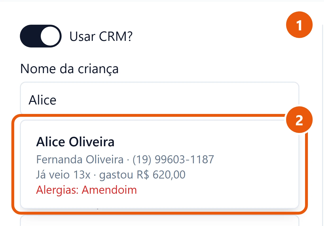 Formulário de entrada com Usar CRM? ligado e Alice digitado no nome. Abaixo do campo aparece a sugestão Alice Oliveira, com a responsável, o telefone, quantas vezes já veio, quanto gastou e, em vermelho, Alergias: Amendoim.