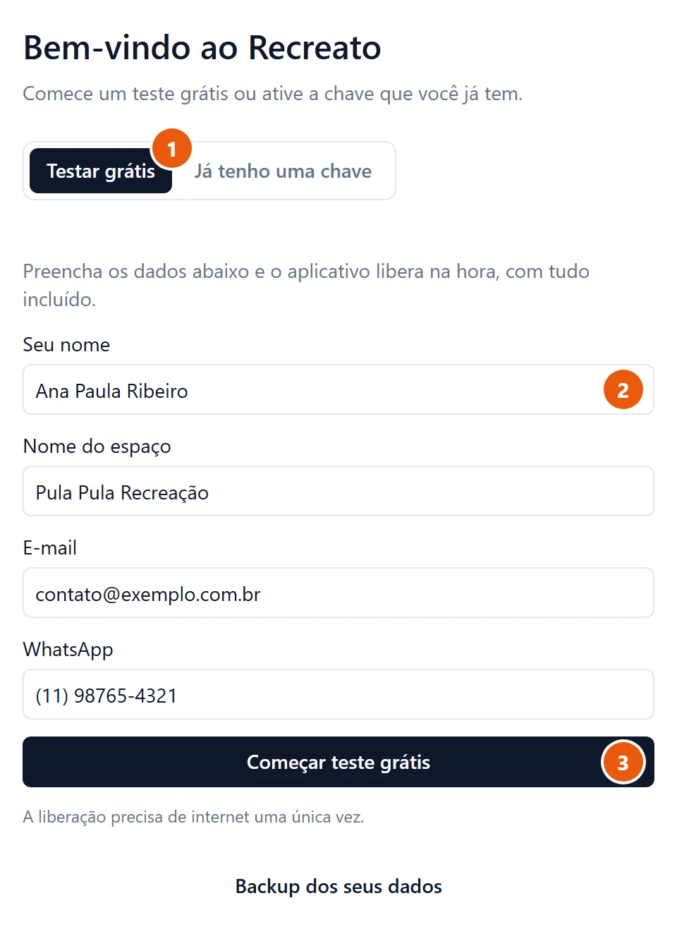 Tela Bem-vindo ao Recreato, aba Testar grátis: Seu nome Ana Paula Ribeiro, Nome do espaço Pula Pula Recreação, E-mail contato@exemplo.com.br, WhatsApp (11) 98765-4321, o botão Começar teste grátis e, embaixo, A liberação precisa de internet uma única vez.