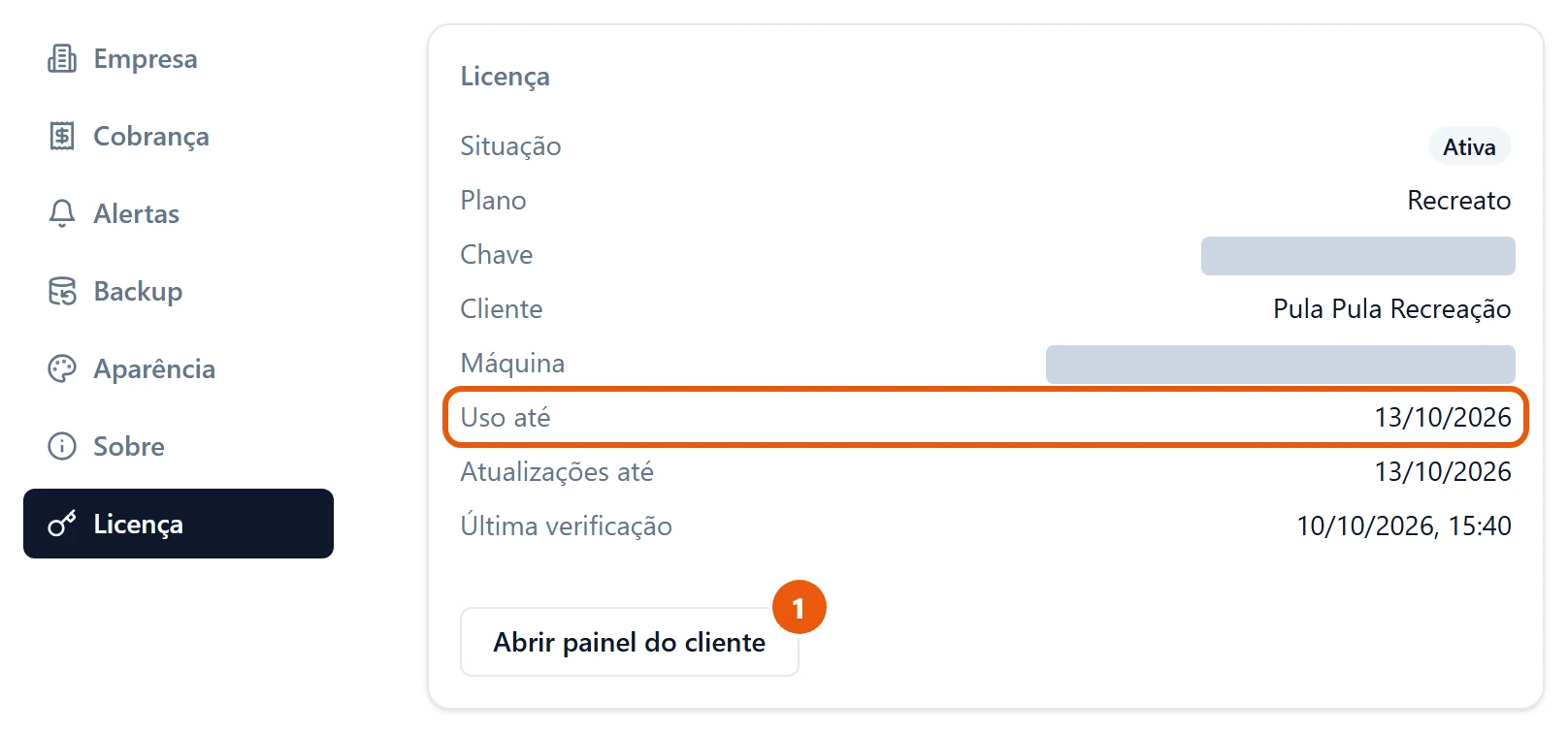 Configurações, seção Licença de uma assinatura que vence em três dias: Situação Ativa, Uso até 13/10/2026, Atualizações até 13/10/2026, Chave e Máquina cobertas por uma tarja, e o botão Abrir painel do cliente.