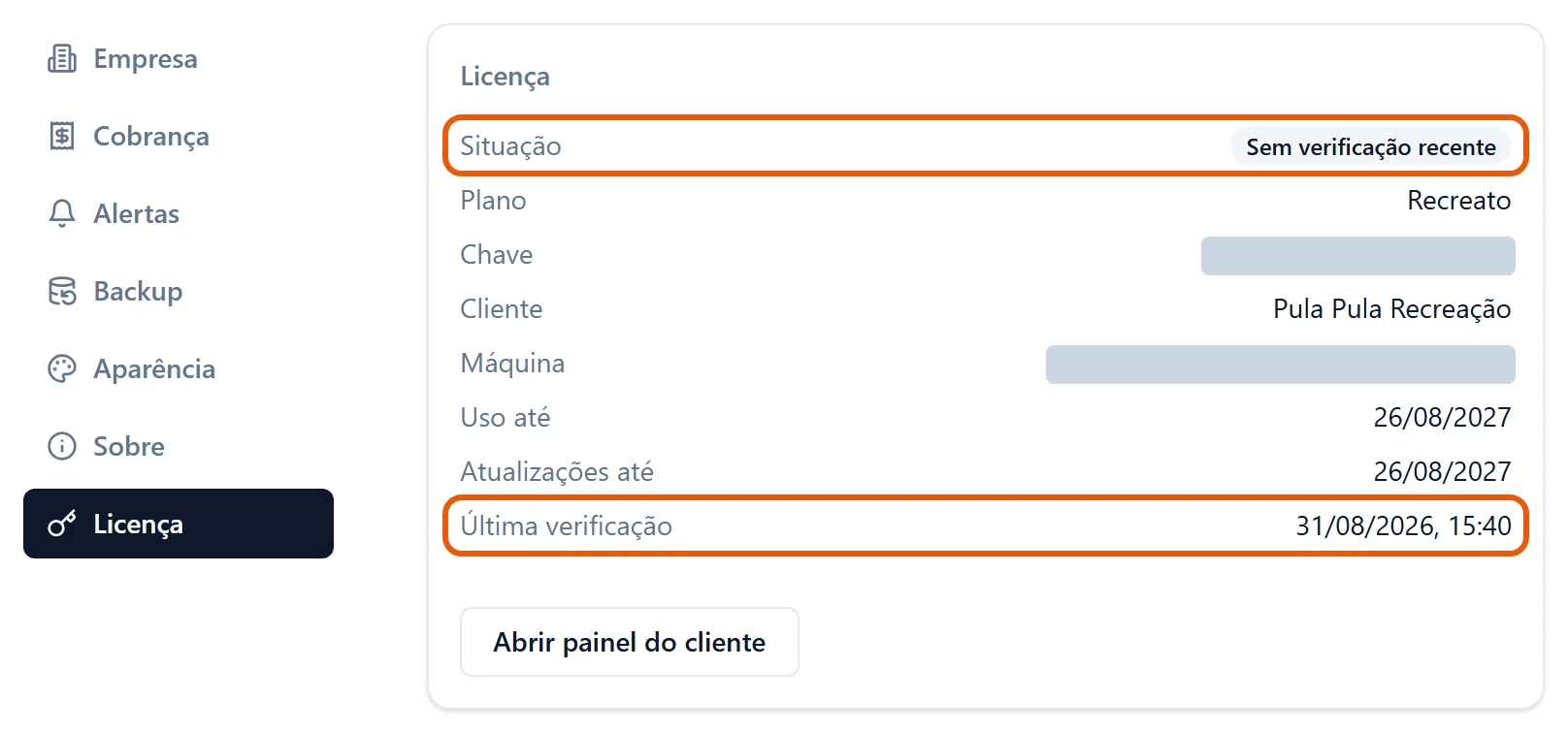 Configurações, seção Licença: Situação Sem verificação recente e Última verificação 31/08/2026, 15:40, as duas destacadas. Uso até 26/08/2027. Chave e Máquina cobertas por uma tarja.