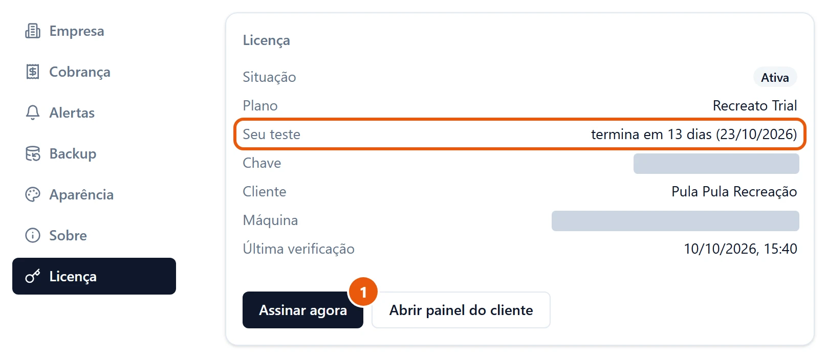 Configurações, seção Licença durante o teste: Situação Ativa, Plano Recreato Trial, Seu teste termina em 13 dias (23/10/2026), Chave e Máquina cobertas por uma tarja, Cliente Pula Pula Recreação, Última verificação 10/10/2026, 15:40, e os botões Assinar agora e Abrir painel do cliente.