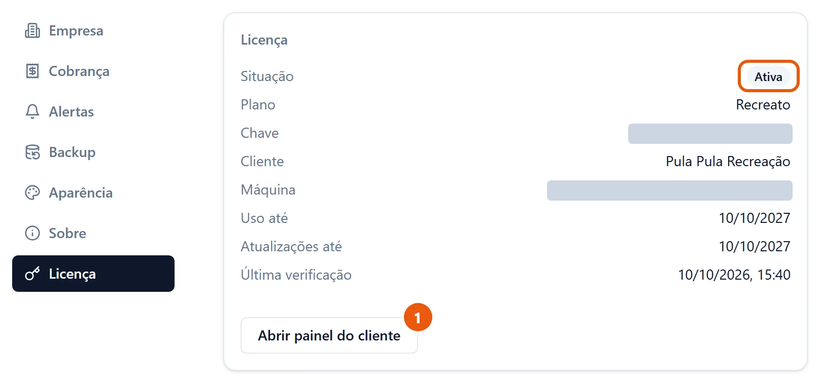 Configurações, seção Licença: Situação Ativa, Plano Recreato, Chave e Máquina cobertas por uma tarja, Cliente Pula Pula Recreação, Uso até 10/10/2027, Atualizações até 10/10/2027, Última verificação 10/10/2026, 15:40, e o botão Abrir painel do cliente.